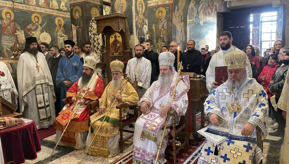 Професори и ученици богословије на прослави седам векова манастира Грачаница